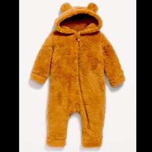 Like new, 0-3 month bear costume for infant. Color is dark chocolate brown.